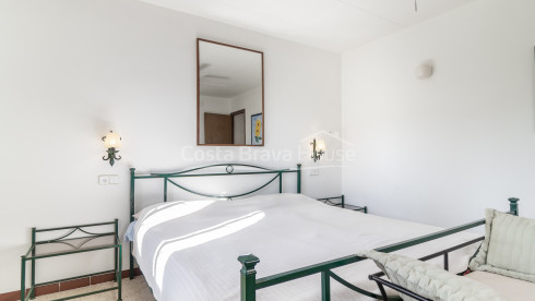 Casa en venta en Begur con vistas al mar y terraza mediterránea