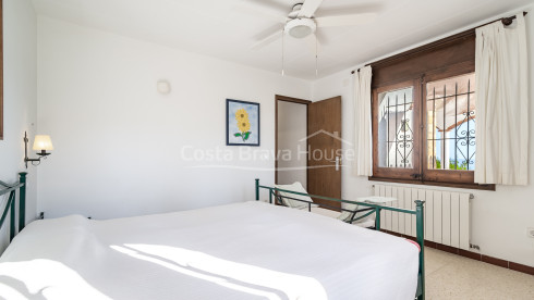 House for sale in Begur with sea views and Mediterranean terrace