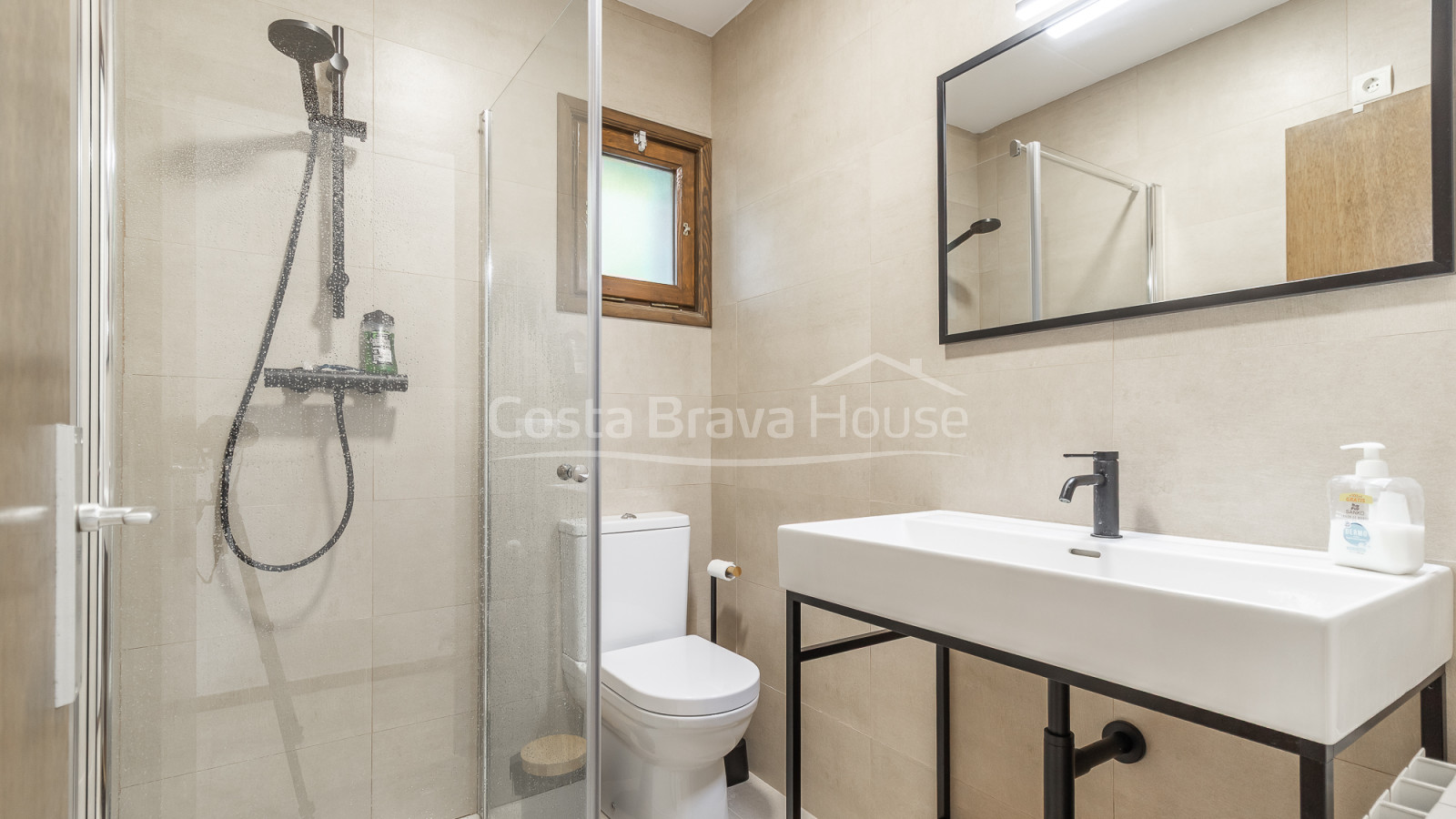 Casa en venta en Begur con vistas al mar y terraza mediterránea