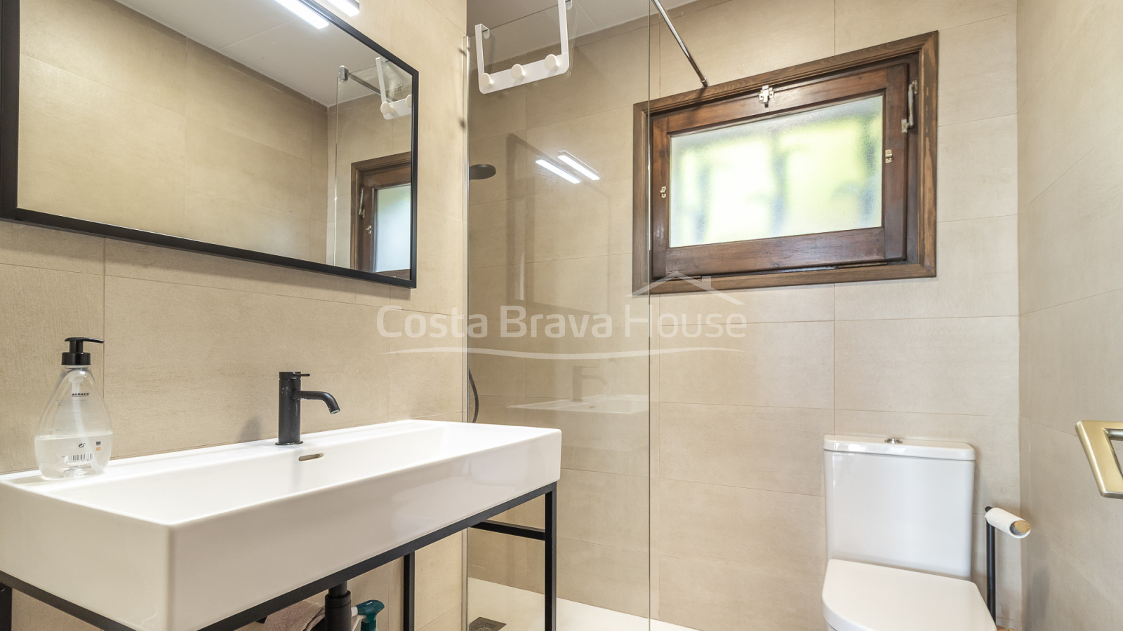 Casa en venta en Begur con vistas al mar y terraza mediterránea