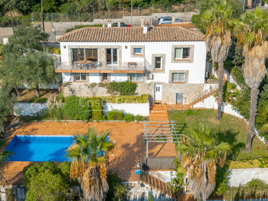 Casa con vistas abiertas y piscina en venta cerca de la playa de Sa Riera, Begur