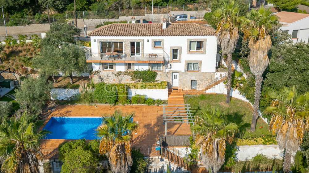 Casa amb piscina i vistes obertes en venda a Begur prop de Sa Riera