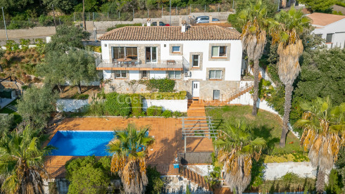 Huis met zwembad en weids uitzicht te koop in Begur, vlak bij Sa Riera