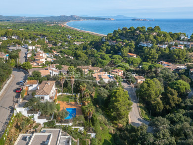 Casa con vistas abiertas y piscina en venta cerca de la playa de Sa Riera, Begur