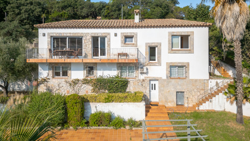 Casa amb piscina i vistes obertes en venda a Begur prop de Sa Riera