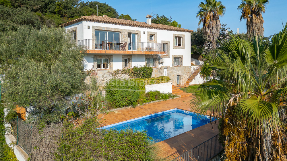 Casa amb piscina i vistes obertes en venda a Begur prop de Sa Riera