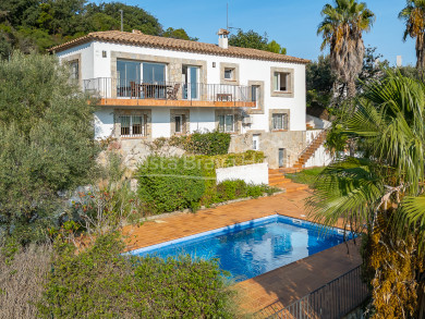 Casa amb vistes obertes i piscina en venda prop de la platja de Sa Riera, Begur