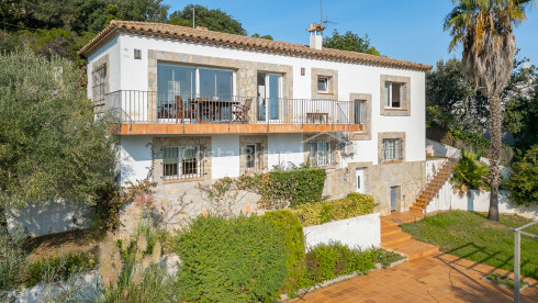 Casa con piscina y vistas abiertas en venta en Begur cerca de Sa Riera