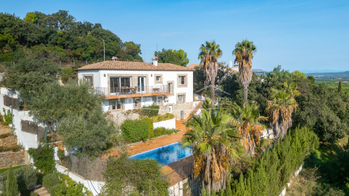 Casa amb piscina i vistes obertes en venda a Begur prop de Sa Riera