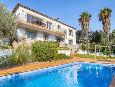 Casa con vistas abiertas y piscina en venta cerca de la playa de Sa Riera, Begur