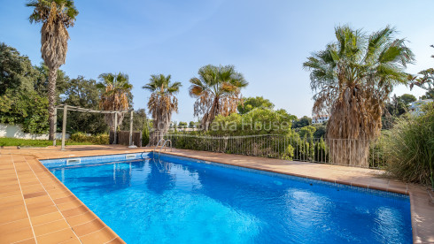 Casa con piscina y vistas abiertas en venta en Begur cerca de Sa Riera