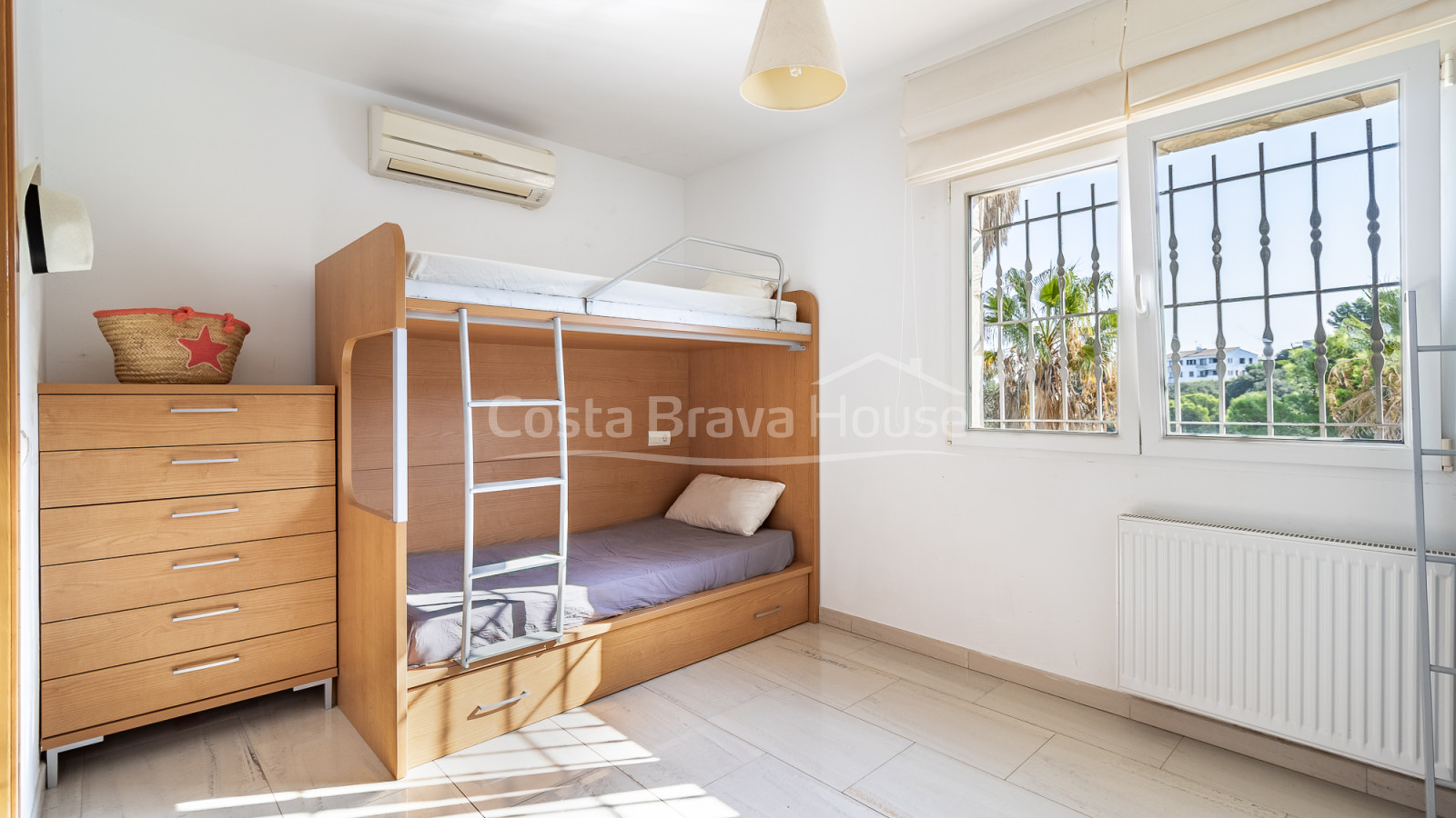 Casa con piscina y vistas abiertas en venta en Begur cerca de Sa Riera