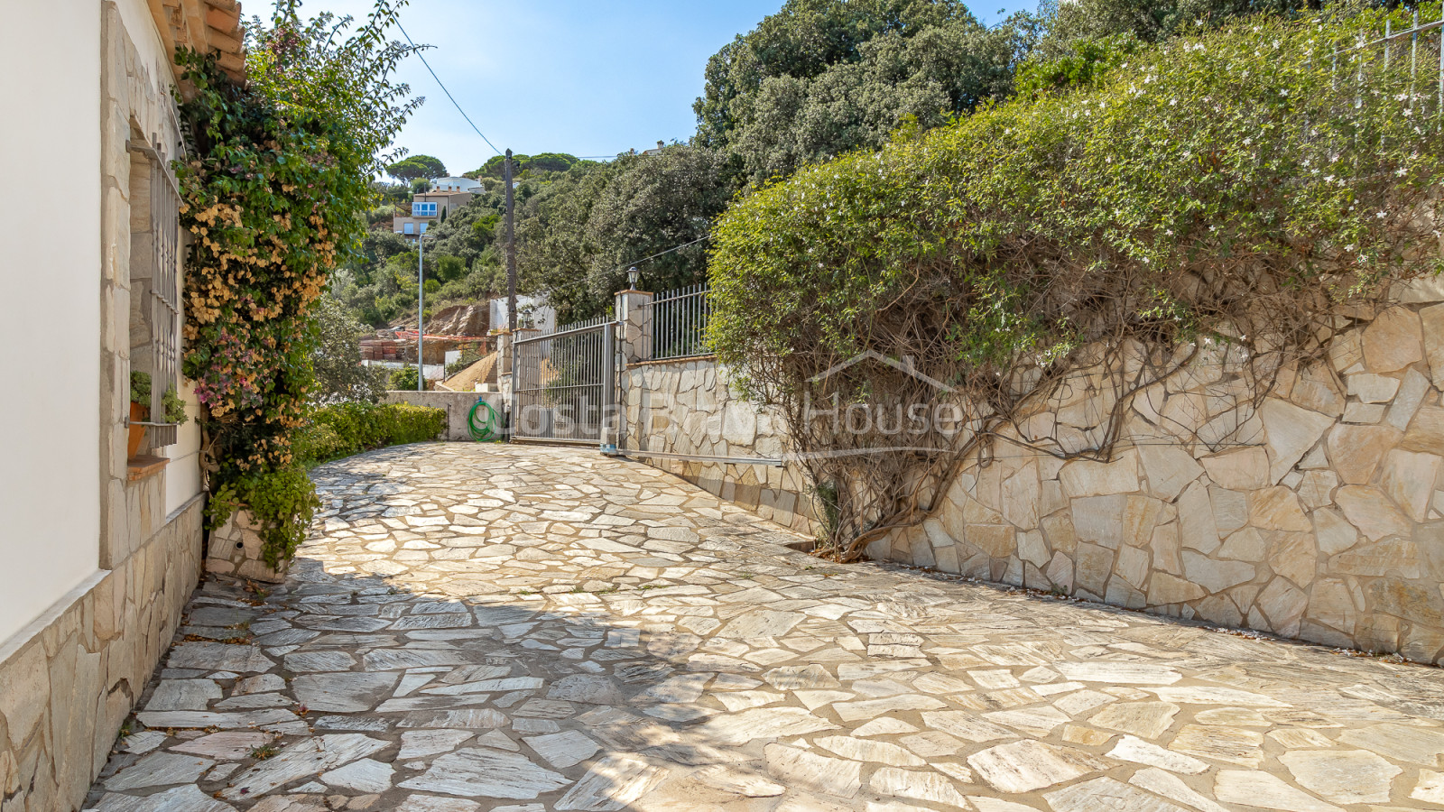 Casa amb piscina i vistes obertes en venda a Begur prop de Sa Riera