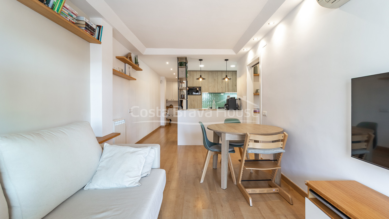Furnished penthouse for sale with terrace and views in Sant Cugat