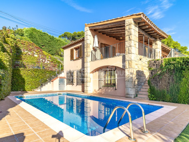 Villa exclusive avec vue sur la mer et piscine à vendre à 600 m de la plage de Llafranc