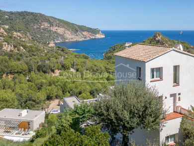 Villa met panoramisch zeezicht en toeristische vergunning te koop in Aiguablava, Begur