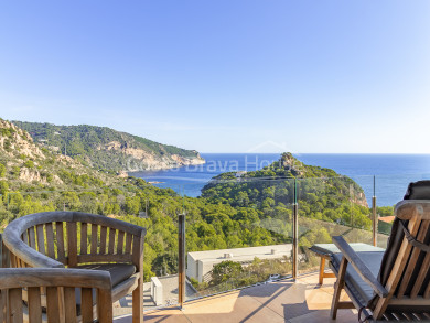 Villa con vistas panorámicas al mar y licencia turística en venta en Aiguablava, Begur