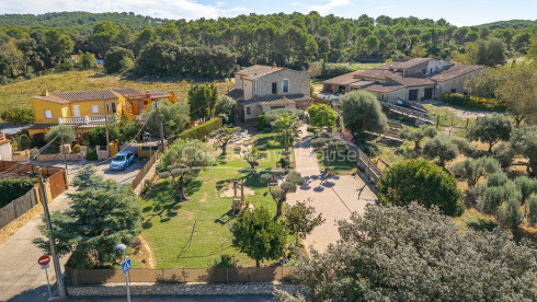 masia en venda a Esclanyà Begur amb jardí i apartament