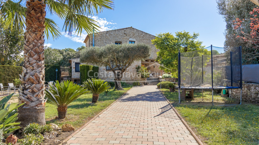 Catalan country house for sale in Esclanyà Begur with garden and apartment