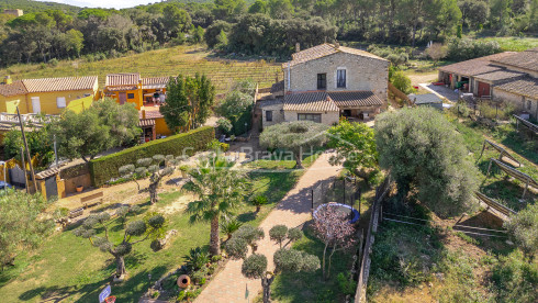 mas à vendre à Esclanyà Begur avec jardin et appartement