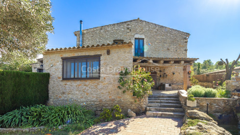 Catalan country house for sale in Esclanyà Begur with garden and apartment