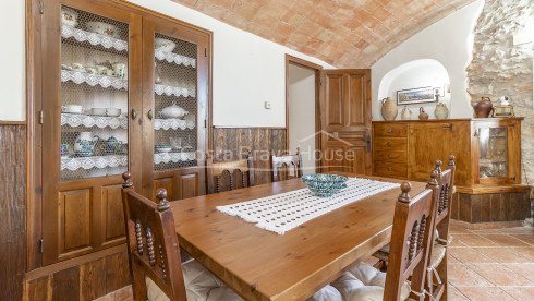 Catalan country house for sale in Esclanyà Begur with garden and apartment