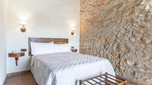 Catalan country house for sale in Esclanyà Begur with garden and apartment