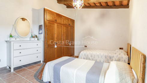 Catalan country house for sale in Esclanyà Begur with garden and apartment