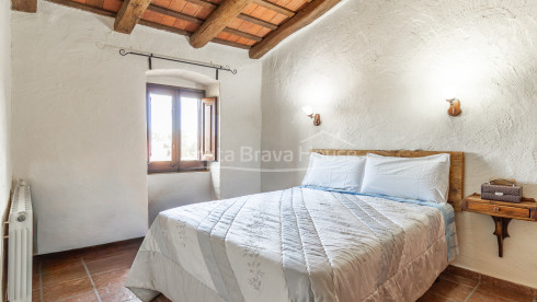 Catalan country house for sale in Esclanyà Begur with garden and apartment