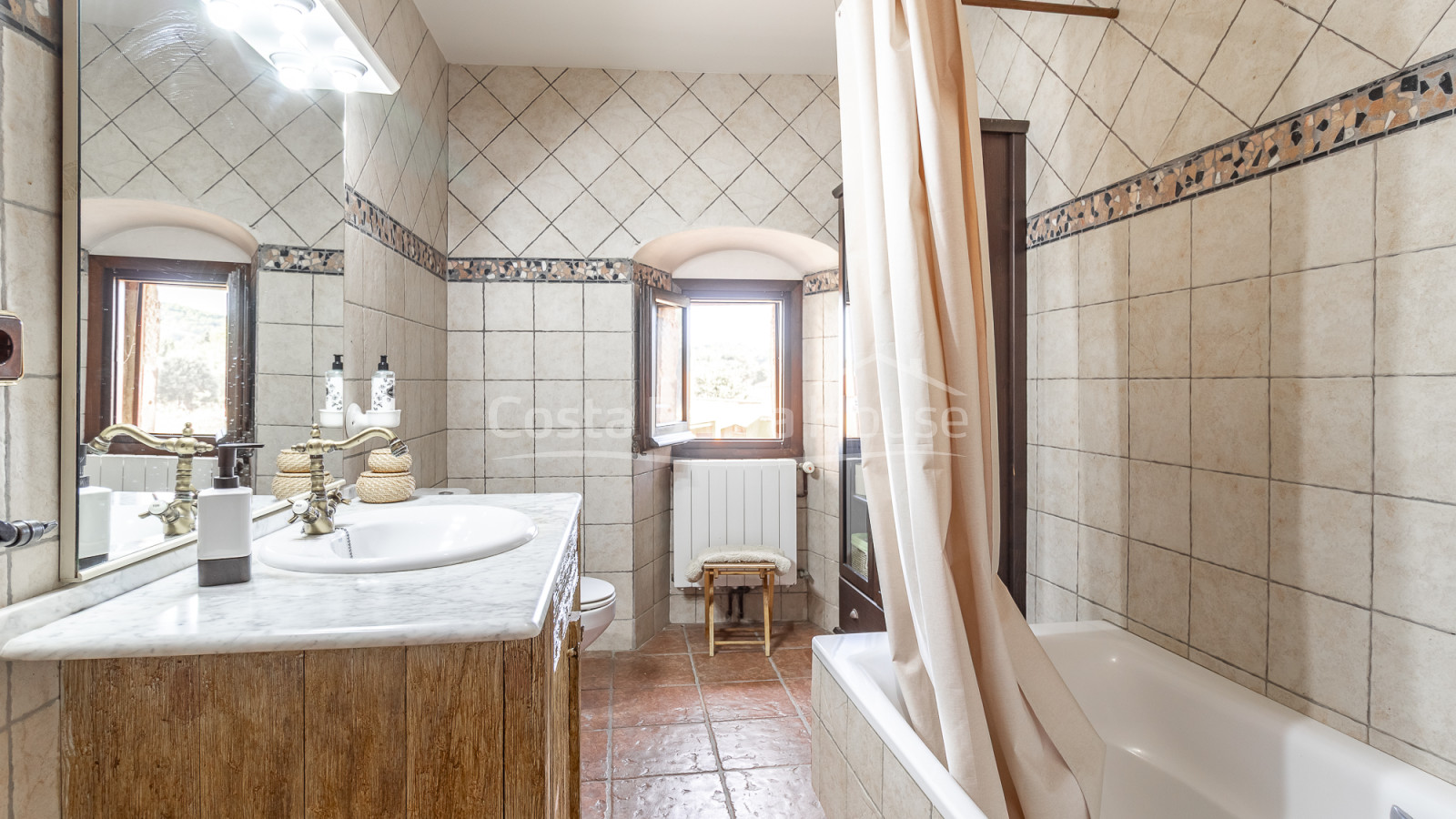 Catalan country house for sale in Esclanyà Begur with garden and apartment