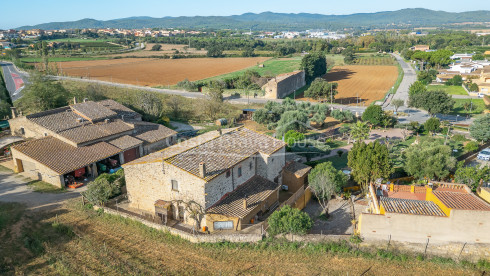 masía en venta en Esclanyà Begur con jardín y apartamento