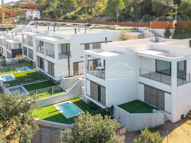 Casa de luxe d´obra nova a Begur, a un passeig del centre ciutat, amb vista mar i jardí amb piscina