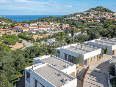 Casa de luxe d´obra nova a Begur, a un passeig del centre ciutat, amb vista mar i jardí amb piscina