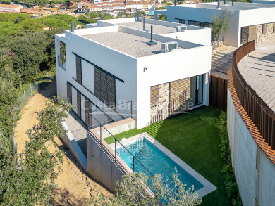 Casa de luxe d´obra nova a Begur, a un passeig del centre ciutat, amb vista mar i jardí amb piscina