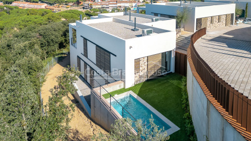 Luxe nieuwbouwhuis met tuin en zwembad in Begur