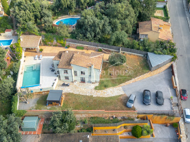 Casa reformada con piscina climatizada y jardín mediterráneo en venta en Begur Residencial