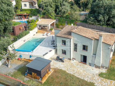 Casa reformada con piscina climatizada y jardín mediterráneo en venta en Begur Residencial