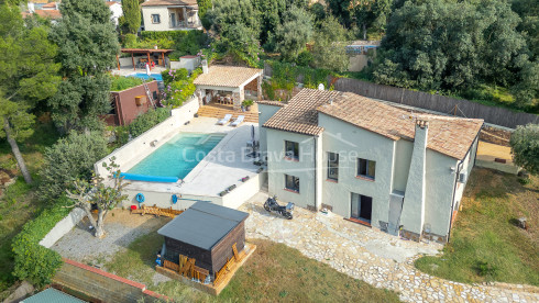 House with heated pool and garden in Begur Residential