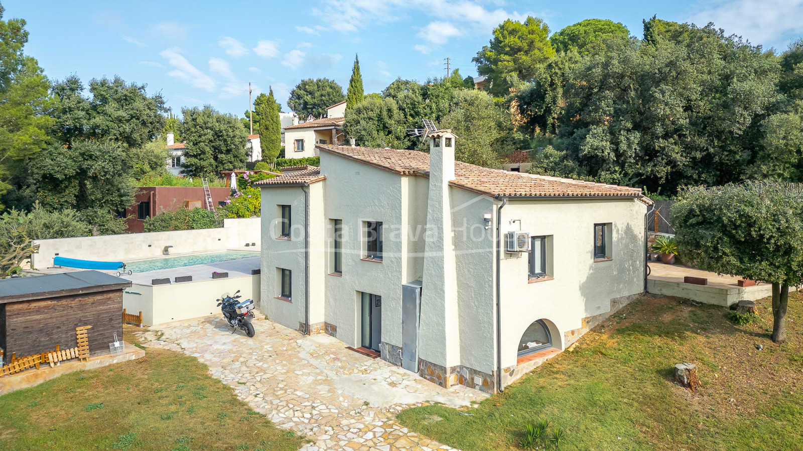 House with heated pool and garden in Begur Residential