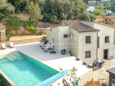 Casa reformada con piscina climatizada y jardín mediterráneo en venta en Begur Residencial