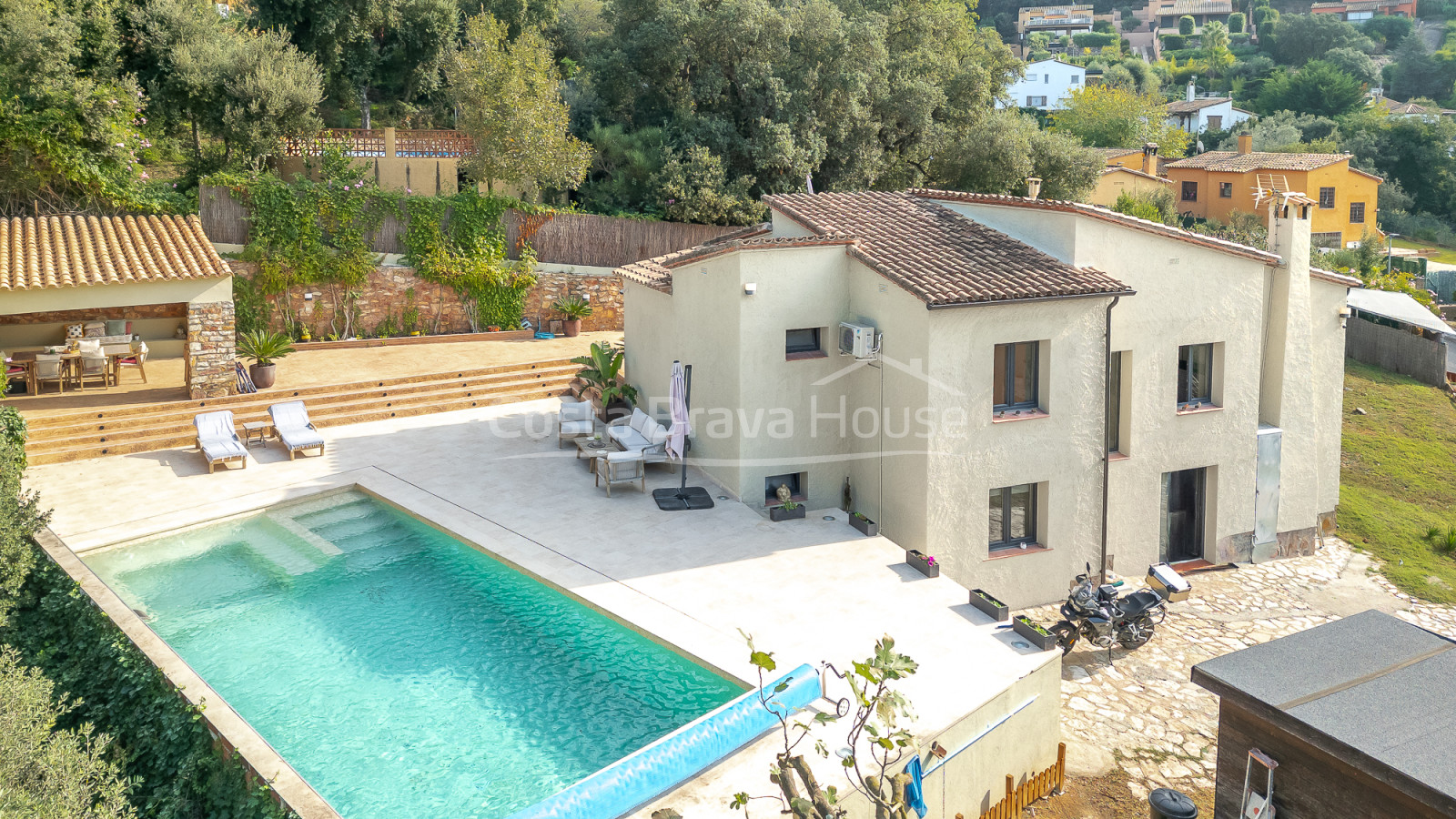 House with heated pool and garden in Begur Residential