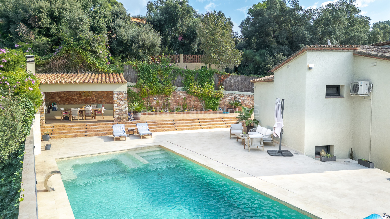 Huis met verwarmd zwembad en tuin in Residencial Begur
