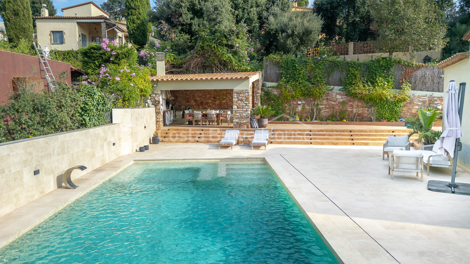 House with heated pool and garden in Begur Residential