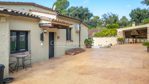Huis met verwarmd zwembad en tuin in Residencial Begur