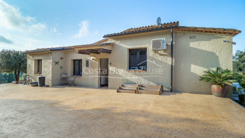 Huis met verwarmd zwembad en tuin in Residencial Begur