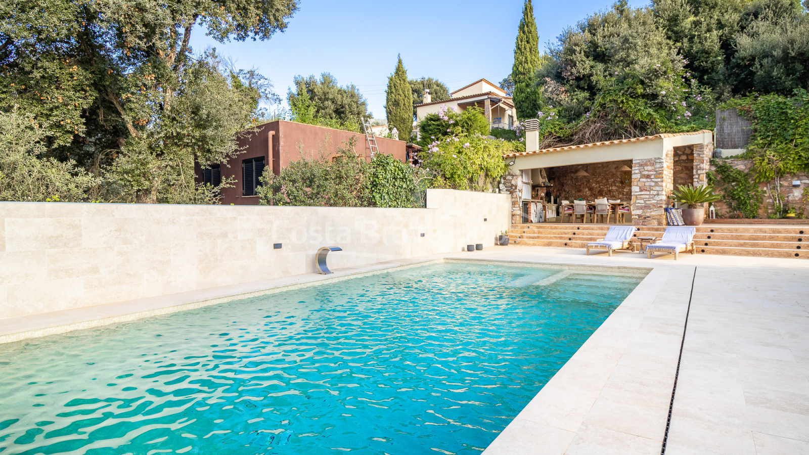 House with heated pool and garden in Begur Residential