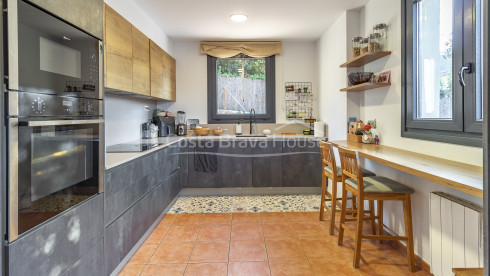 Huis met verwarmd zwembad en tuin in Residencial Begur