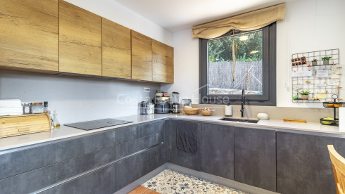 Huis met verwarmd zwembad en tuin in Residencial Begur