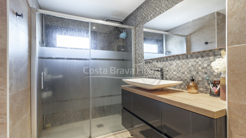 House with heated pool and garden in Begur Residential