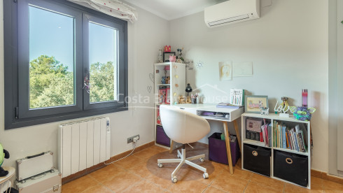 Huis met verwarmd zwembad en tuin in Residencial Begur